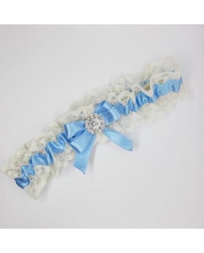 Liga novia encaje beige y cinta celeste con brillante decorativo. 