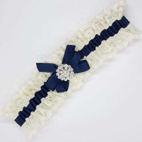 Liga novia encaje beige y cinta azul marino con brillante decorativo. 