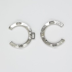 Broche metálico plateado brillante.  2