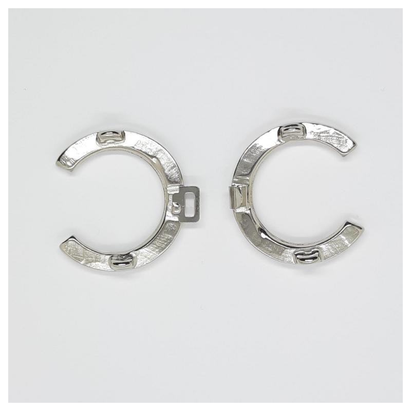 Broche metálico plateado brillante. 