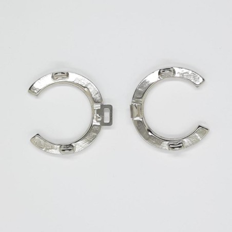 Broche metálico plateado brillante. 