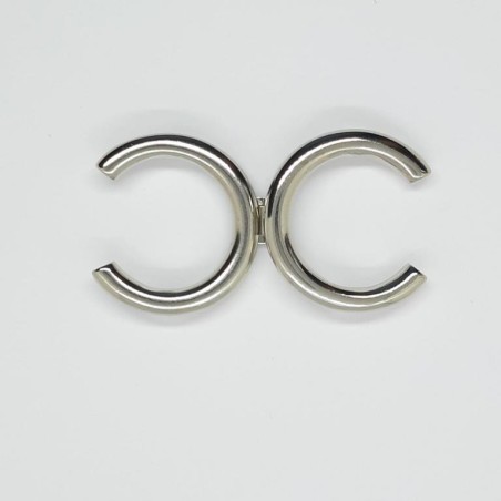 Broche metálico plateado brillante. 