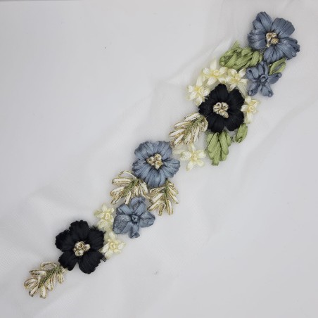 Aplicación floral fantasía gris oscuro. 