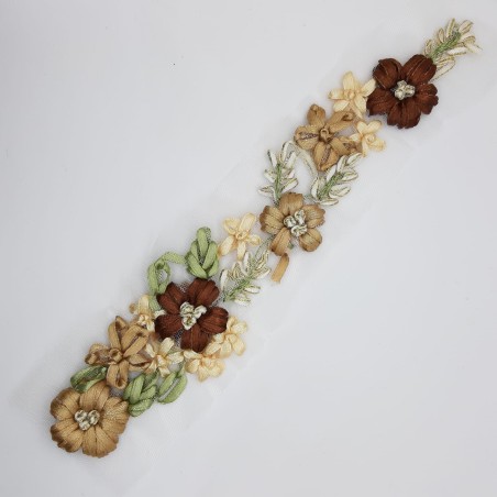 Aplicación floral fantasía camel. 