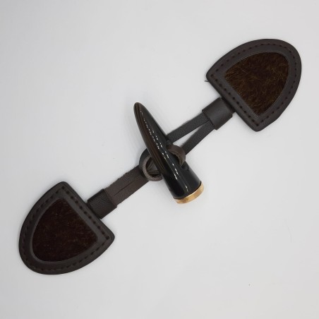 Chamaco cierre impiel marrón con visón decorativo. 