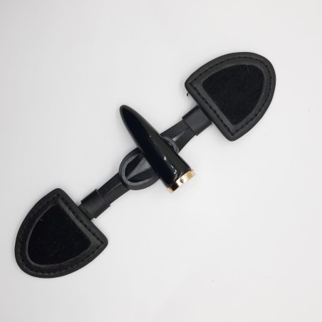 Chamaco cierre impiel negro con visón decorativo. 