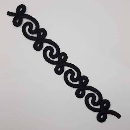 Aplicación bordada decorativa negra.