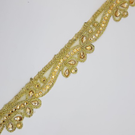 Galón fantasía dorado con piedras brillante. 