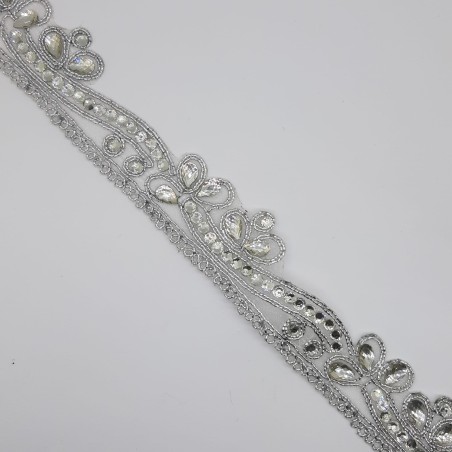 Galón fantasía plateado con piedras brillante. 