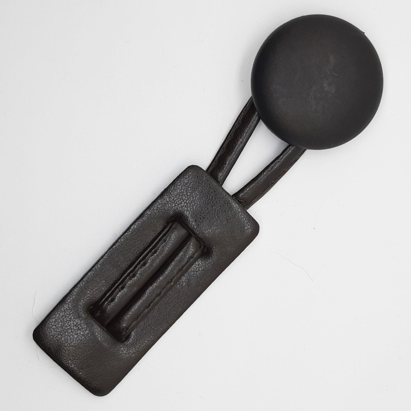 Cierre broche piel marrón con botón decorativo