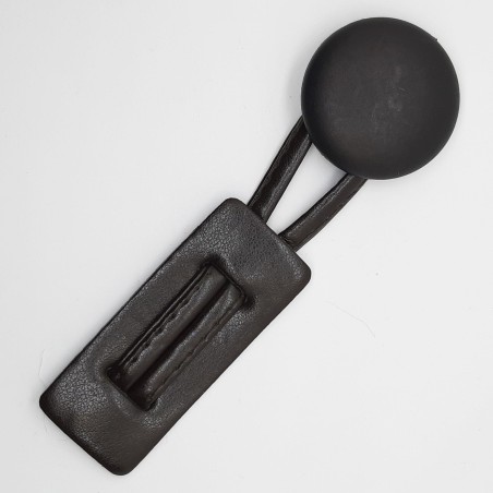 Cierre broche piel marrón con botón decorativo