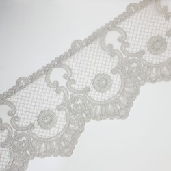 Encaje tul bordado gris.