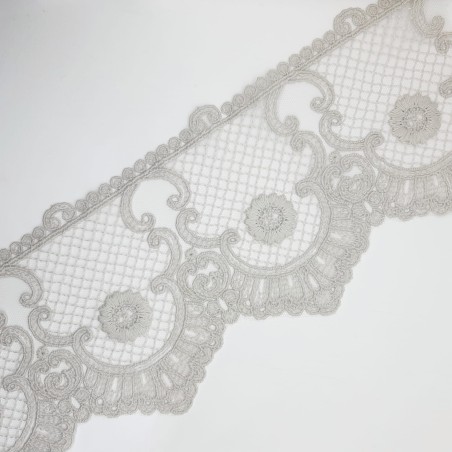 Encaje tul bordado gris.