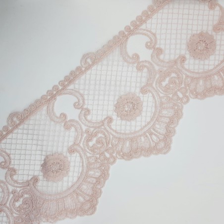 Encaje tul bordado rosa palo.