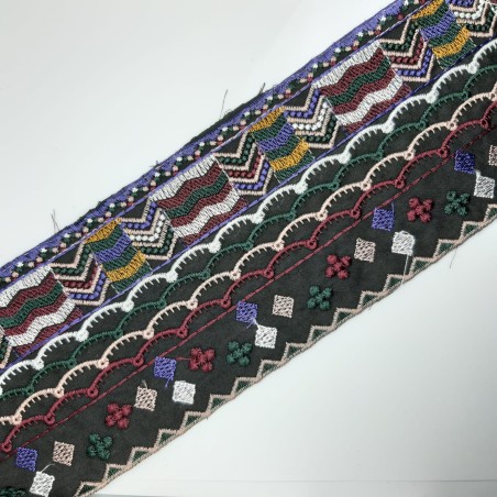 Galón negro bordado multicolor.