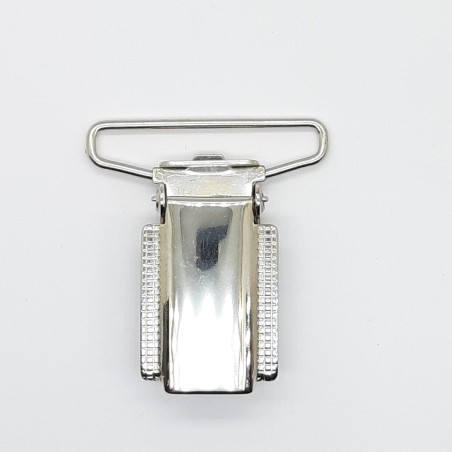 Pinza tirantes metálica níquel con alas decorativas