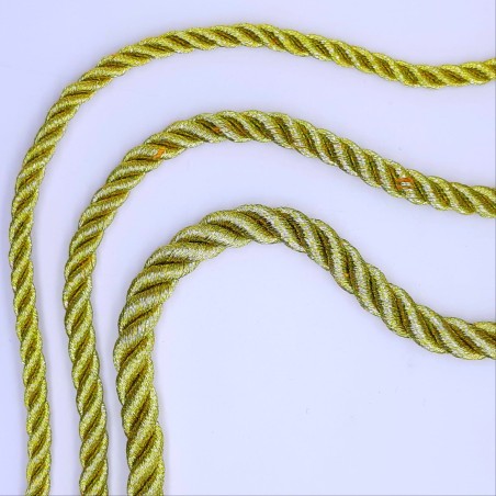 Cordón trenzado metalizado dorado.