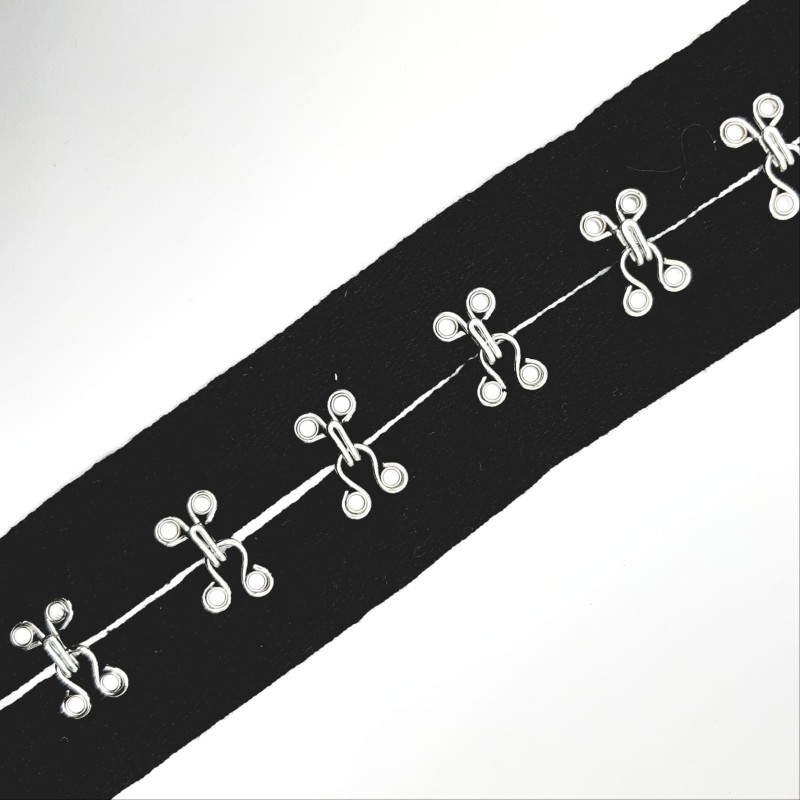 Cinta espiga negra con corchetas plateadas