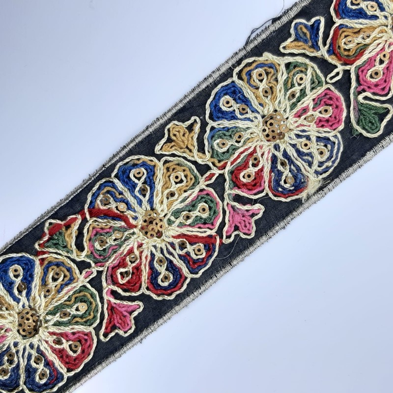 Galón flores multicolor. Especial para remates, acabados o decorativo en prendas y accesorios.