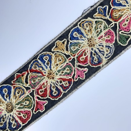 Galón flores multicolor. Especial para remates, acabados o decorativo en prendas y accesorios.