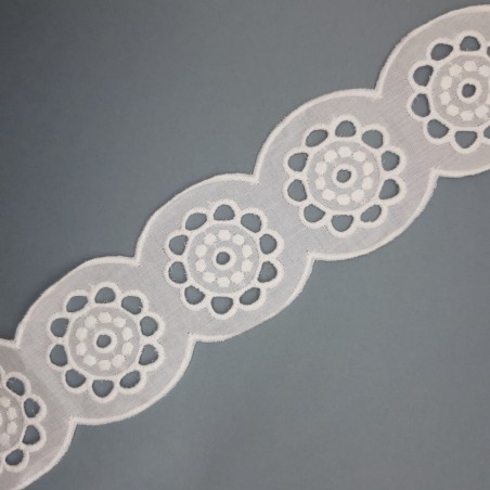Entredos tira bordada flores perforadas blanca 6 cms 