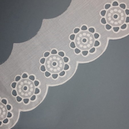 Tira bordada flores perforadas blanca 8 cms 