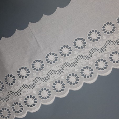 Tira bordada flores perforadas blanca 14 cms