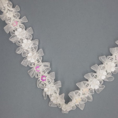 Pasamanería galón flores blancas 2,5 cms decorativa