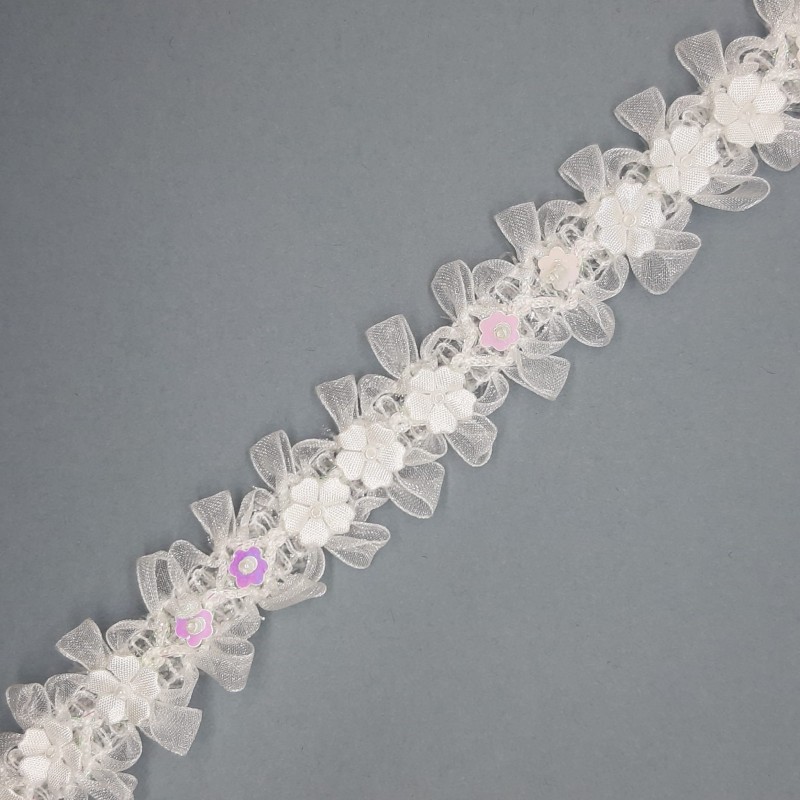 Pasamanería galón flores blancas 2,5 cms decorativa