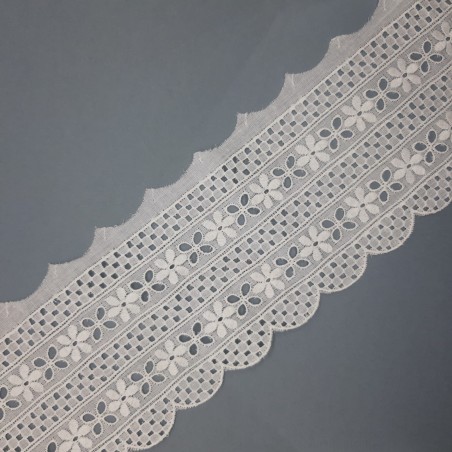 Tira bordada flores caladas blancas 9 cms 