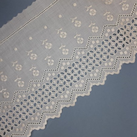 Tira bordada flores caladas acabada en picos color beige de 15 cms 