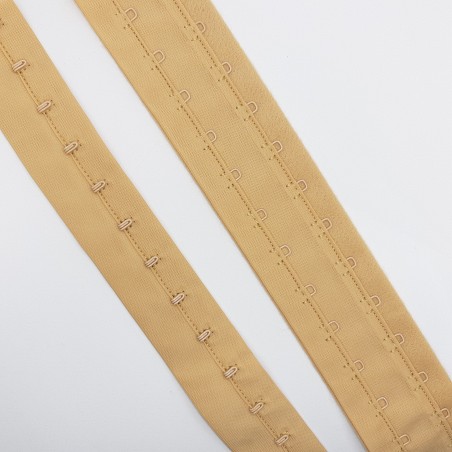 Cinta corchetera dos filas presillas camel para prendas que necesiten cierre.