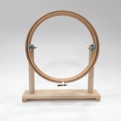 Bastidor para bordar con pie de madera redondo y tornillo para prensar la tela.