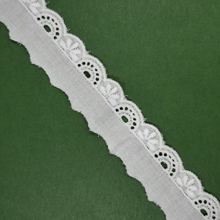Tira bordada batista blanca 2 cms 