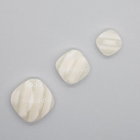 Botón cuadrado con pie y vetas decorativas