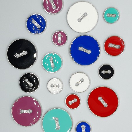 Botón fino y esmaltado con filo plateado de 2 agujeros. Especiales para vestidos, blusas, camisas,..