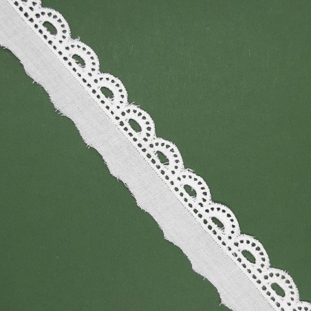Tira bordada batista clásica blanca 2 cms