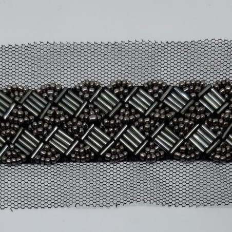 Tira pasamanería abalorios de color negro pavonado y tul