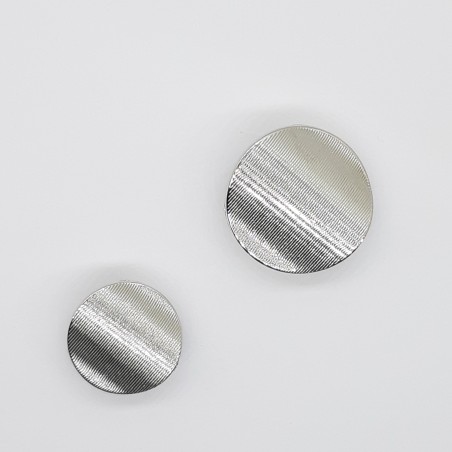 Botón metálico plateado efecto ondas con pie rallado