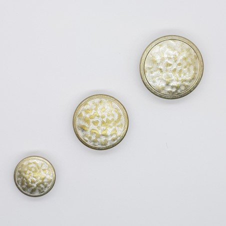 Botón metálico de color oro claro pavonado con pintas