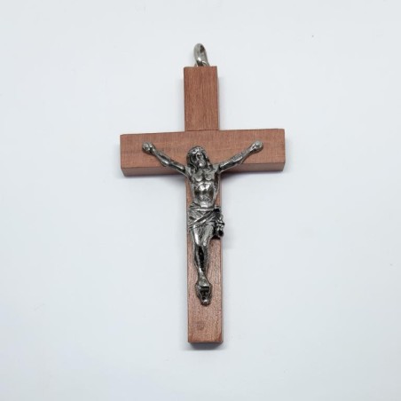 Cruz clásica de madera con imagen plateada. 