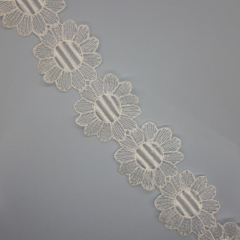 Galón flores organza color beige de 5,5 cms