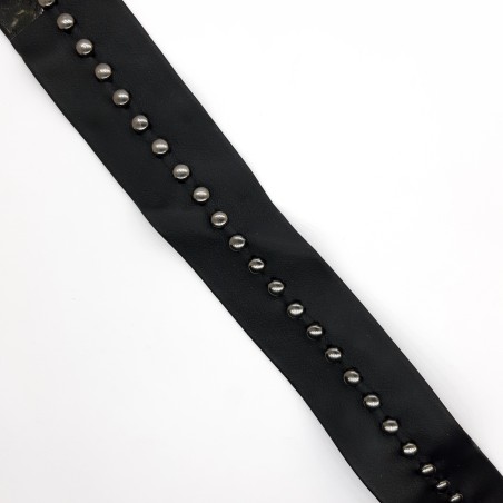 Tira negra con tachas de color plata vieja decorativas