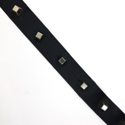 Tira Gross Grain negra con tachas de color plata vieja. 