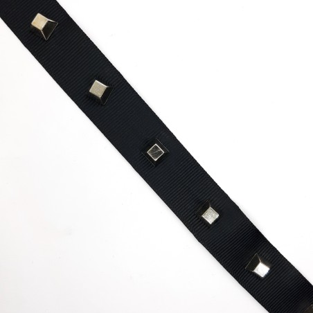 Tira Gross Grain negra con tachas de color plata vieja. 