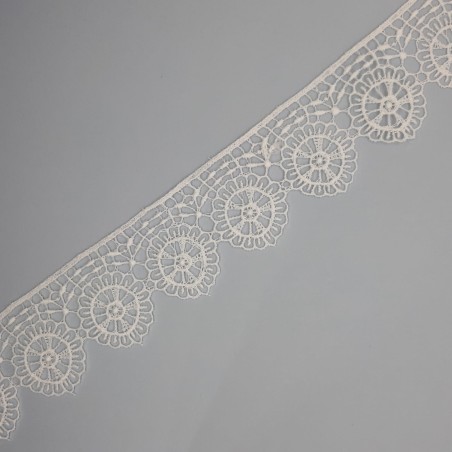 Encaje guipur blanco roto con flores redondas decorativas de 3,5 cms