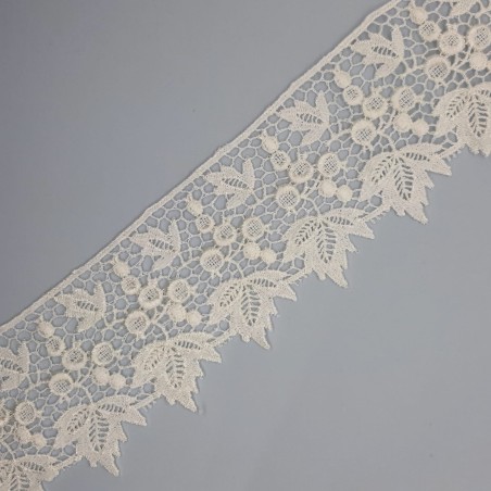 Encaje guipur blanco con hojas decorativas de 5 cms.