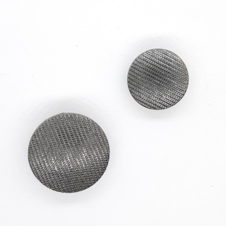 Botón metálico negro pavonado de rayas decorativas.