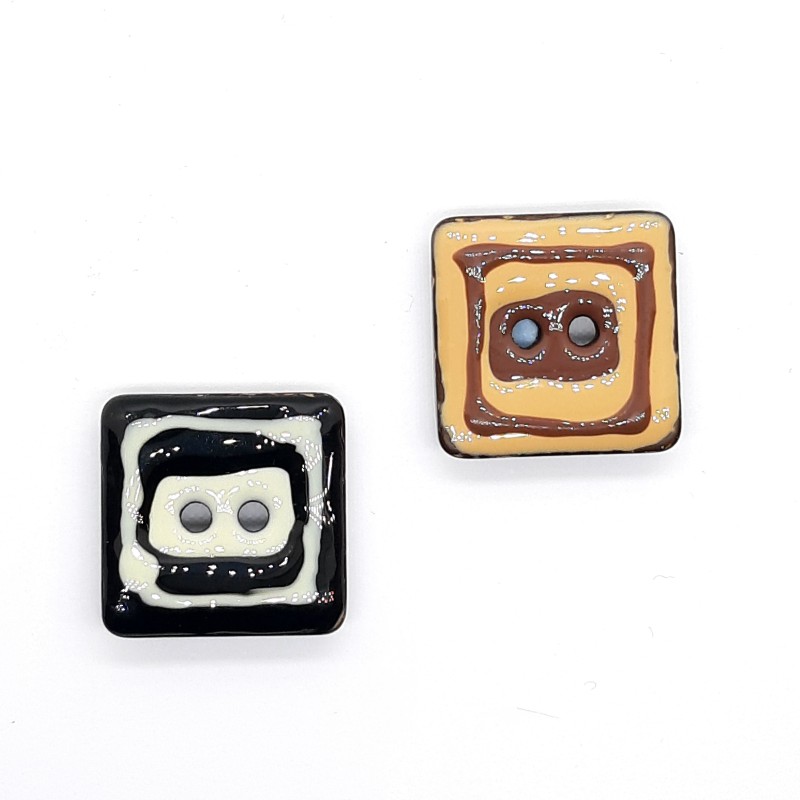 Botón cuadrado esmaltado decorativo de 2 x 2 cms.
