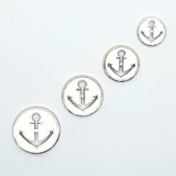 Botón marinero metálico con ancla decorativa de color rojo. 2